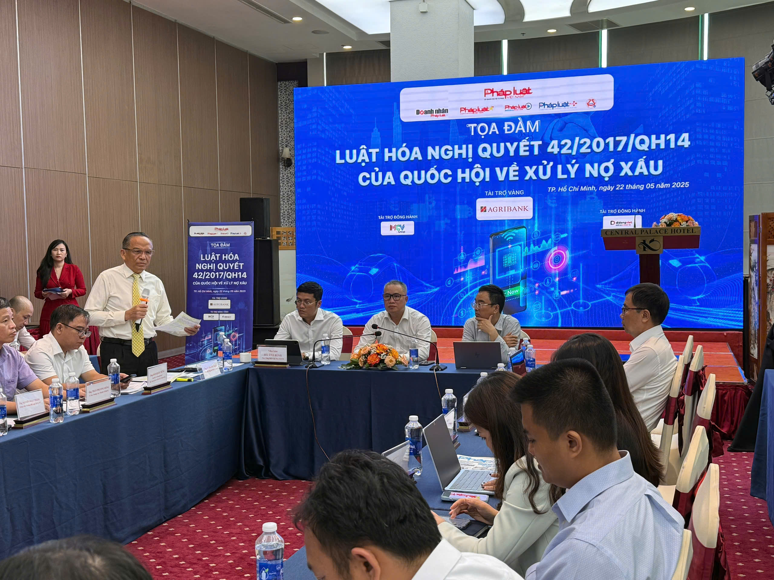 Các diễn giả, chuyên gia tại tọa đàm “Luật hóa Nghị quyết 42/2017/QH14 của Quốc hội về xử lý nợ xấu”, ngày 22/5/2025.