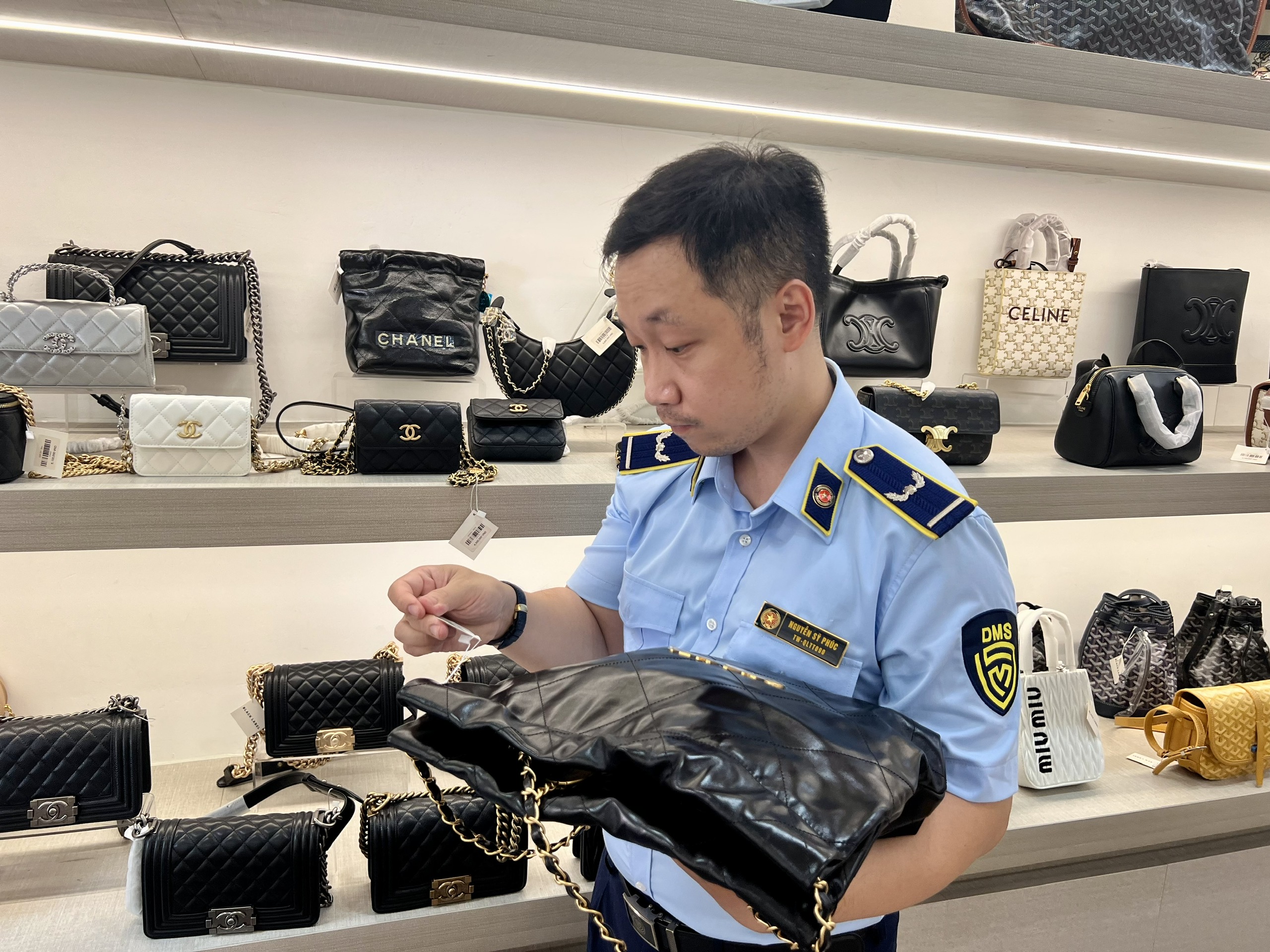 Những chiếc túi thương hiệu lớn như Chanel, Gucci... có giá bán thấp bất thường.