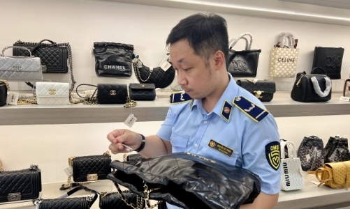 Nhiều cửa hàng công khai bán hàng thời trang giả tại các tuyến phố du lịch ở Đà Nẵng