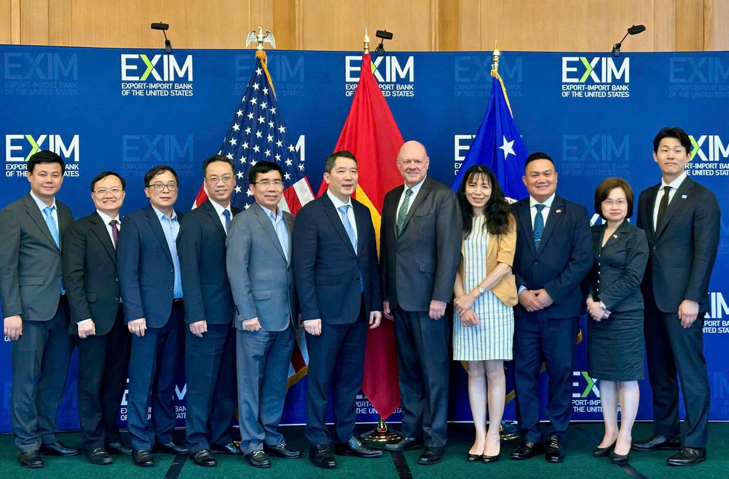 Lãnh đạo US EXIM Bank và Thứ trưởng Cao Anh Tuấn cùng đại diện đoàn công tác Việt Nam