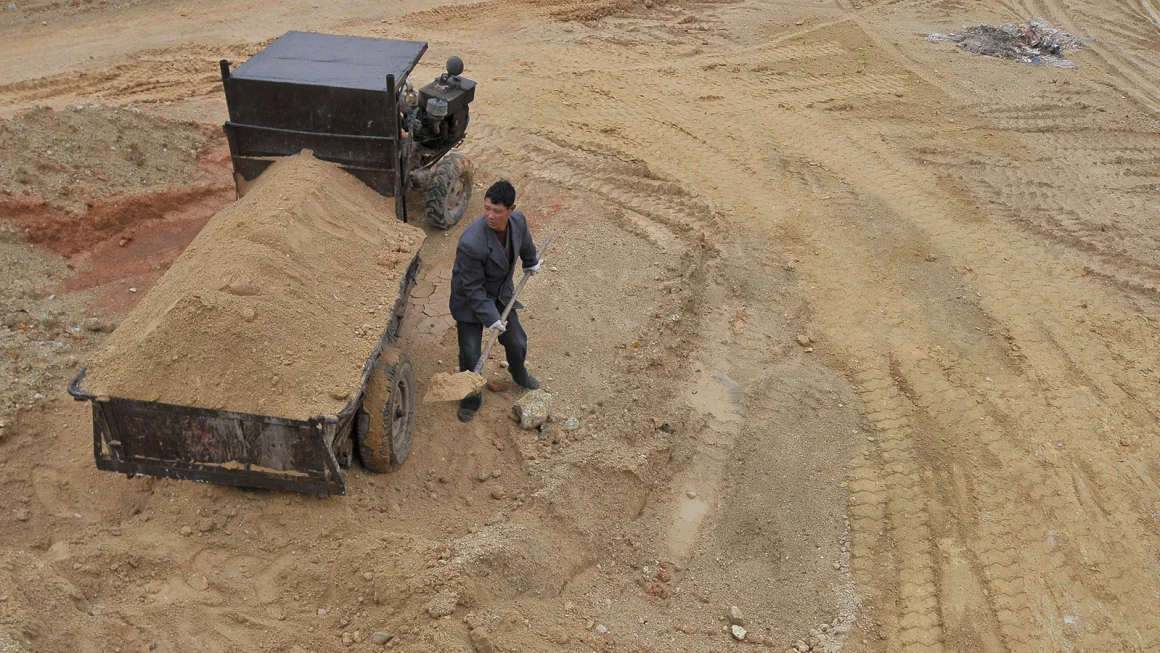 Công nhân làm việc tại một mỏ đất hiếm ở huyện Nam Thành, tỉnh Giang Tây, Trung Quốc ngày 14/3/2012 - Ảnh: Reuters