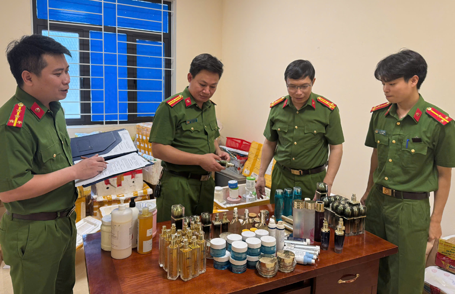 Văn ph&ograve;ng Cơ quan CSĐT C&ocirc;ng an tỉnh Thanh H&oacute;a triệt ph&aacute; cơ sở sản xuất, bu&ocirc;n b&aacute;n&nbsp;số lượng lớn mỹ phẩm giả do Nguyễn Thị Dung l&agrave;m chủ. Ảnh C&ocirc;ng an Thanh Ho&aacute;
