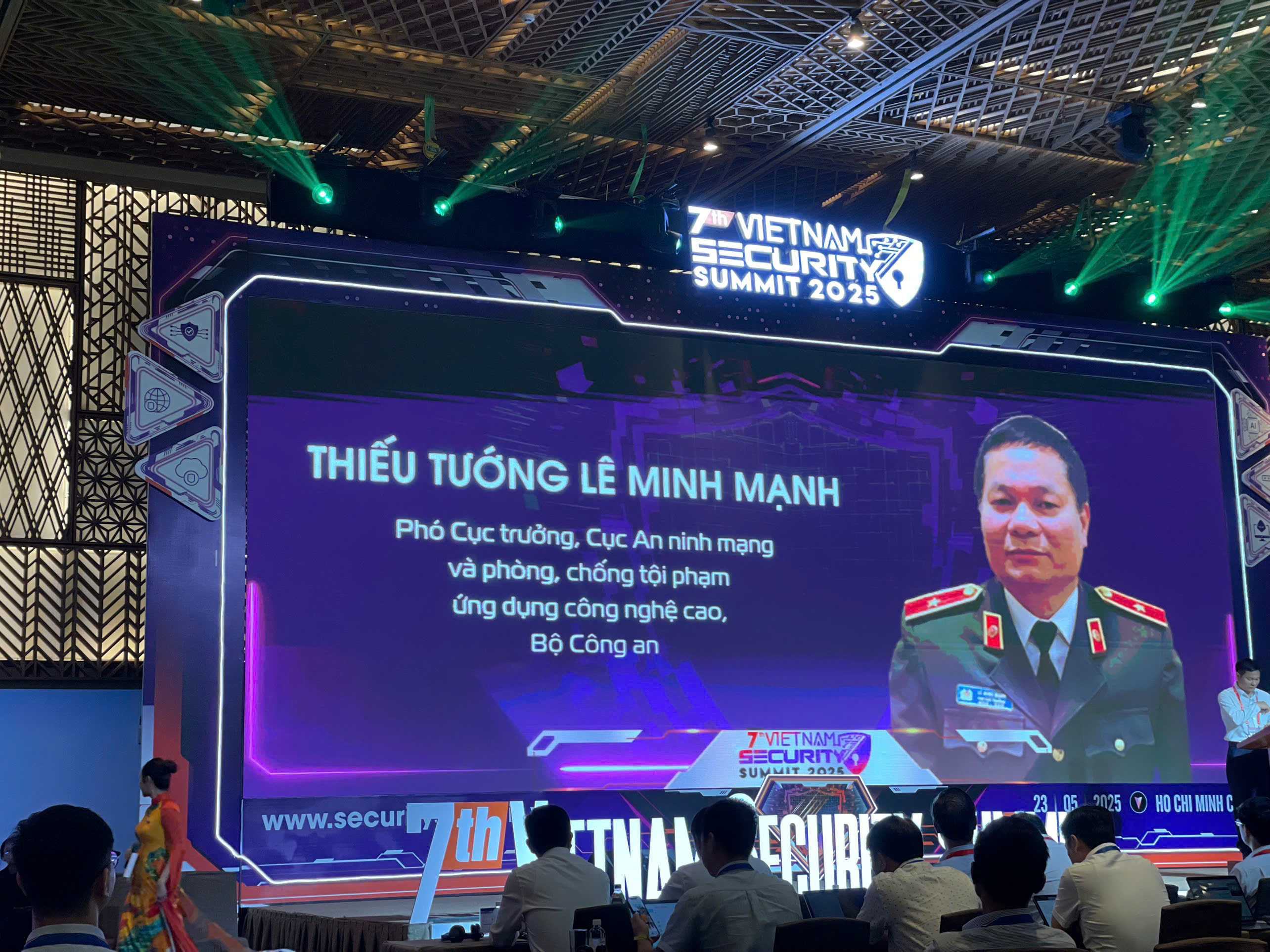 Thiếu tướng L&ecirc; Minh Mạnh, Ph&oacute; Cục trưởng Cục An ninh mạng v&agrave; Ph&ograve;ng chống tội phạm sử dụng c&ocirc;ng nghệ cao (Bộ C&ocirc;ng an), chia sẻ tại hội thảo. Ảnh: Như Quỳnh