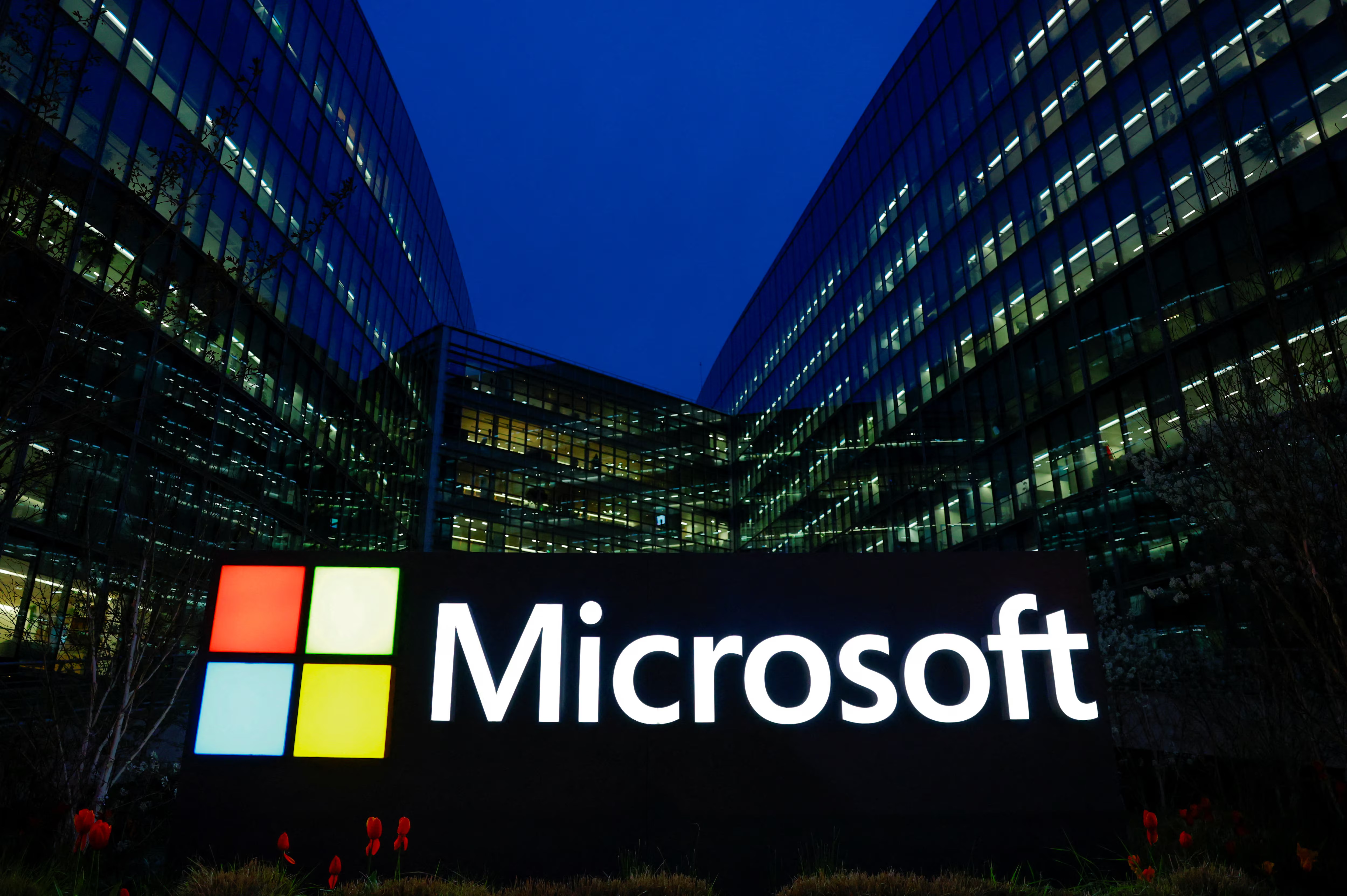 Trong năm tài chính 2025, Microsoft lên kế hoạch rót 80 tỷ USD cho các trung tâm dữ liệu hỗ trợ AI. Ảnh: Reuters