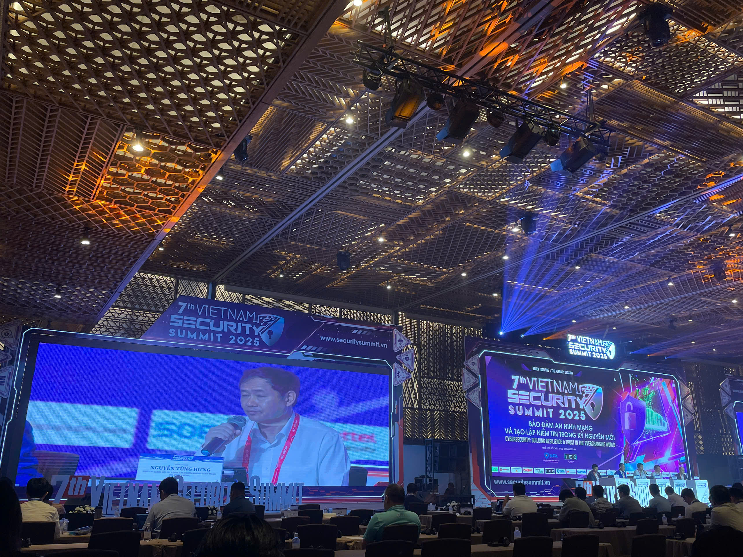 Thiếu tướng Nguyễn Tùng Hưng, Phó Tư lệnh Bộ Tư lệnh 86 (Bộ Quốc phòng), chia sẻ tại hội thảo. Ảnh: Như Quỳnh