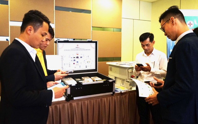 Các đại biểu tham quan gian trưng bày Hệ thống quản lý cơ sở dữ liệu đo đếm & cấu trúc hạ tầng đo đếm tiên tiến của EVN CPC.