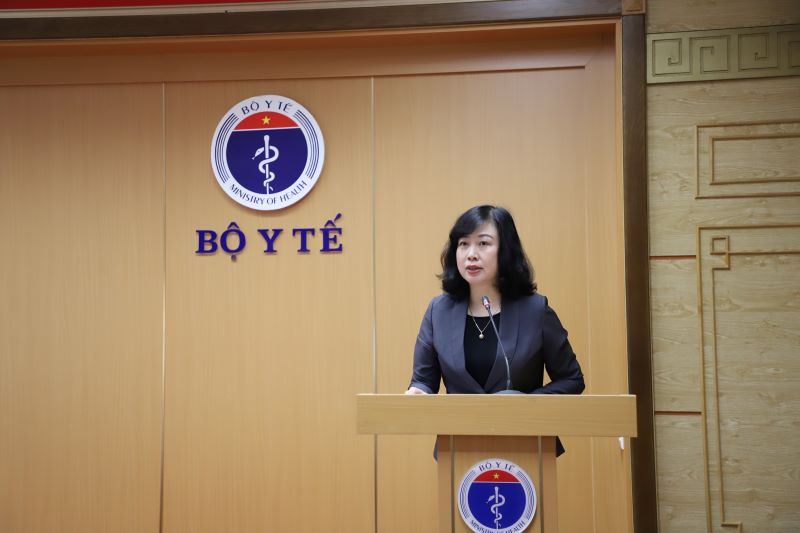 Bộ trưởng Đ&agrave;o Hồng Lan th&ocirc;ng tin tại hội nghị. Ảnh: MOH.