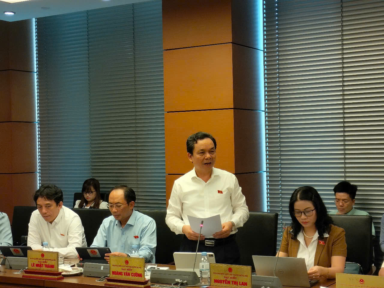 Đại biểu Hoàng Văn Cường, đoàn Tp.Hà Nội phát biểu thảo luận tại phiên họp tổ ngày 23/5.