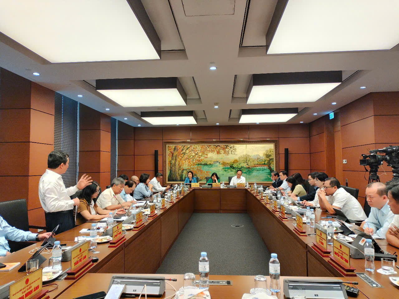 C&aacute;c đại biểu Quốc hội thảo luận tại tổ.