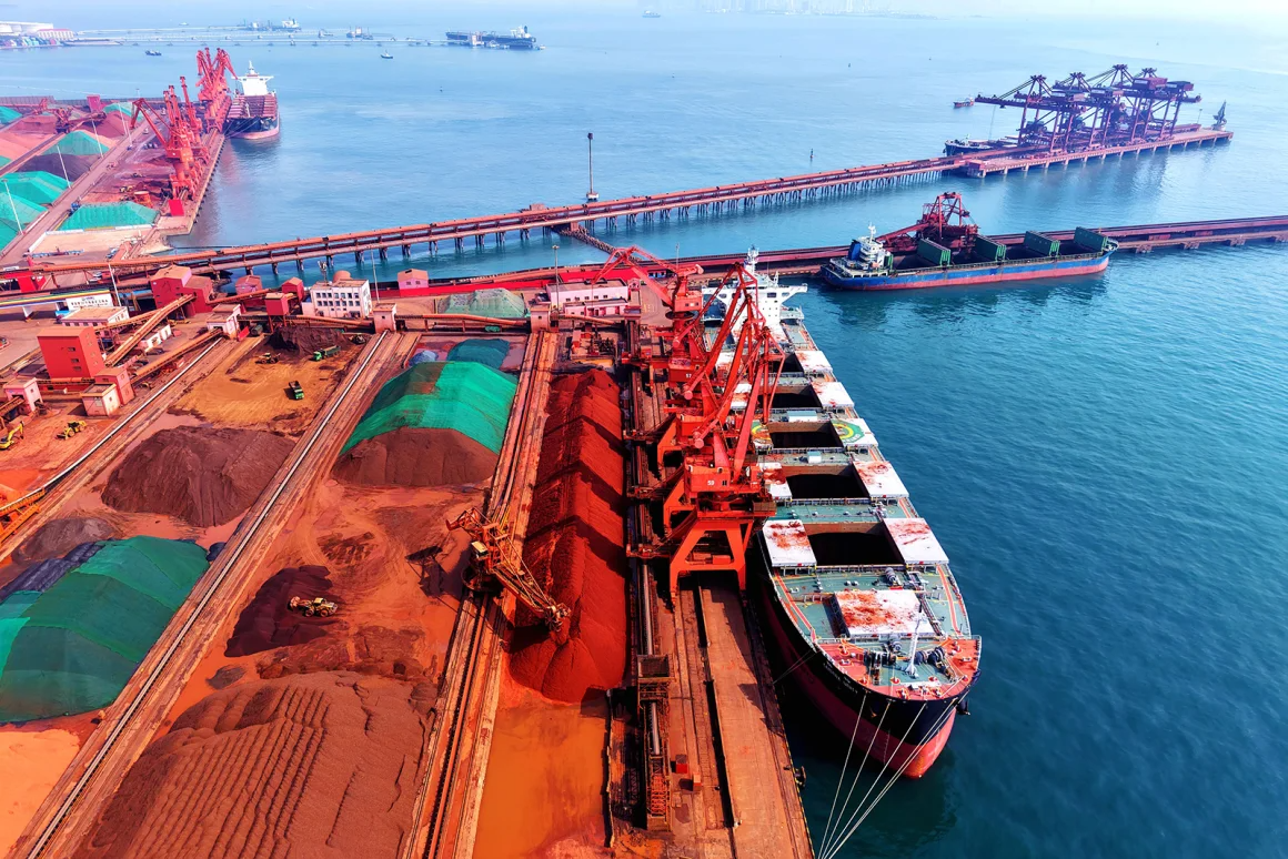 Một t&agrave;u chở quặng sắt tại Cảng Thanh Đảo, tỉnh Sơn Đ&ocirc;ng, Trung Quốc, ng&agrave;y 6/3/2025 - Ảnh: Getty Images