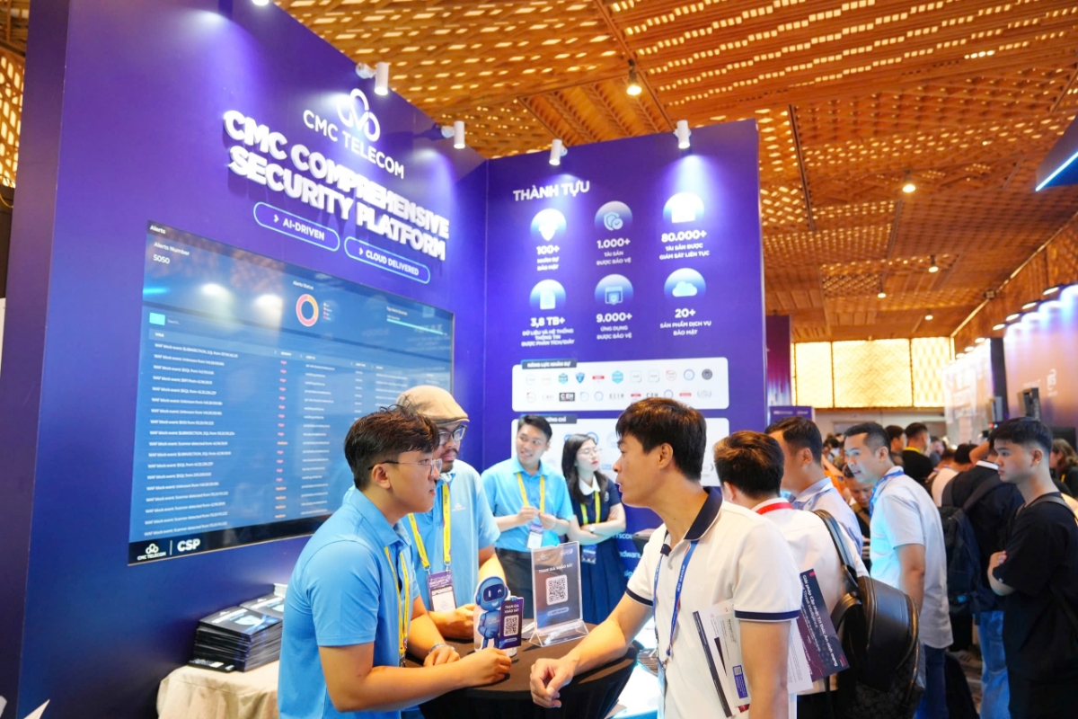 Gian h&agrave;ng của CMC Telecom tại triển l&atilde;m, thu h&uacute;t sự quan t&acirc;m của rất nhiều kh&aacute;ch tham dự.