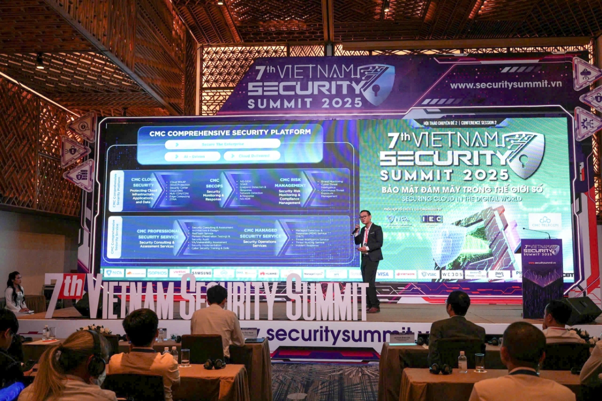 &Ocirc;ng Nguyễn Ho&agrave;ng Ph&uacute;c, chuy&ecirc;n gia bảo mật của CMC Telecom chia sẻ tham luận tại sự kiện.