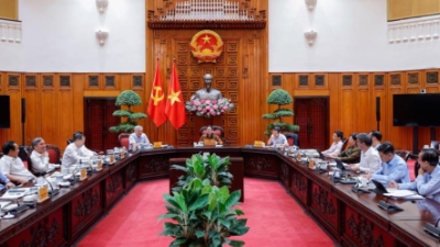 PM asks to ensure transparent environment for international financial center in Vietnam