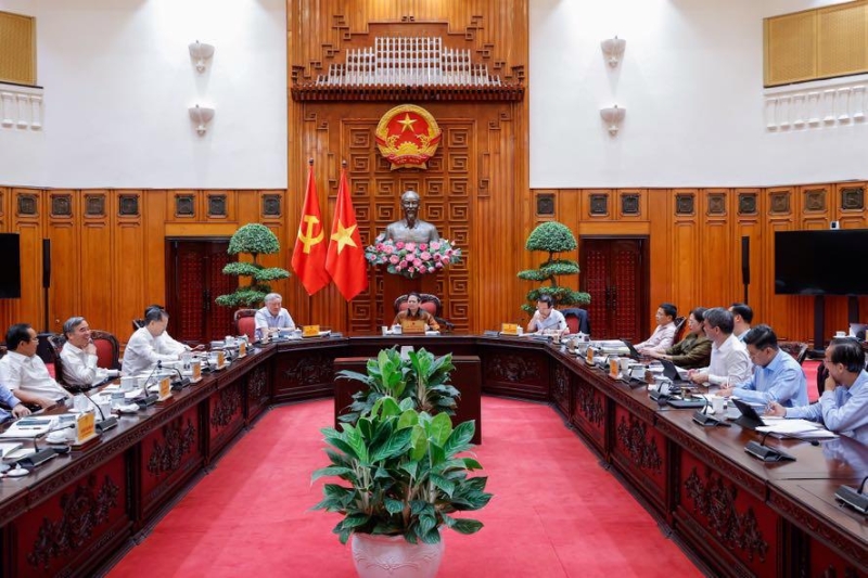 PM asks to ensure transparent environment for international financial center in Vietnam