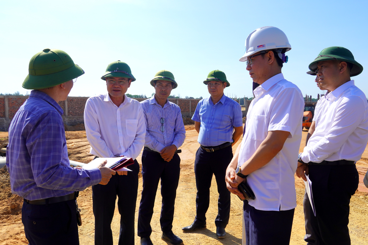 Ph&oacute; Chủ tịch UBND tỉnh Quảng B&igrave;nh Phan Phong kiểm tra Dự &aacute;n Hệ thống đường nối từ trung t&acirc;m th&agrave;nh phố đi s&acirc;n bay Đồng Hới