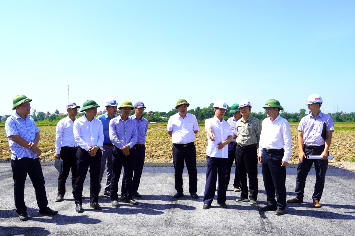 Ph&oacute; chủ tịch UBND tỉnh Quảng B&igrave;nh Phan Phong Ph&uacute; Kiểm tra thực địa Dự &aacute;n tuyến đường Ph&uacute; Hải - Lương Ninh