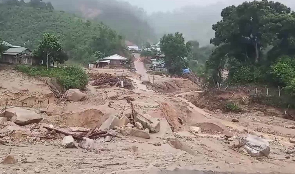 Lũ quét, sạt lở đất có thể gây tác động rất xấu đến môi trường, uy hiếp tính mạng của người dân.