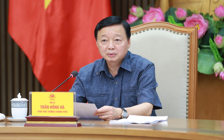 Phó Thủ tướng Trần Hồng Hà chủ trì cuộc họp về Nghị định phân quyền, phân cấp, phân định thẩm quyền trong các văn bản quy phạm pháp luật thuộc lĩnh vực xây dựng, giao thông khi sắp xếp tổ chức bộ máy và thực hiện tổ chức chính quyền địa phương 2 cấp. Ảnh: VGP