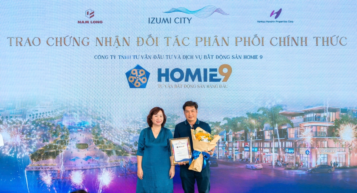&Ocirc;ng Phan Hồng Đức, CEO Homie9, nhận chứng nhận từ đại diện chủ đầu tư Nam Long.