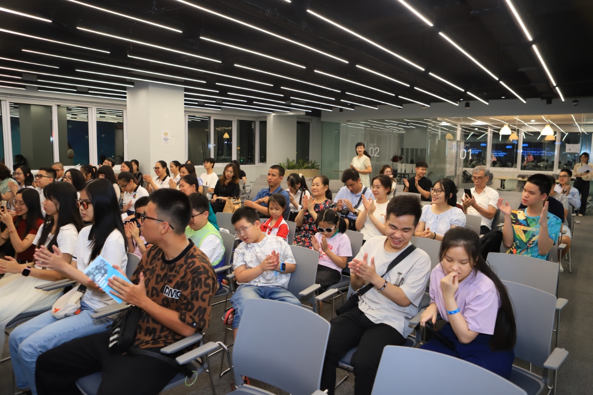 Các em nhỏ khiếm thị tham gia dự Chung kết “Road to English”.