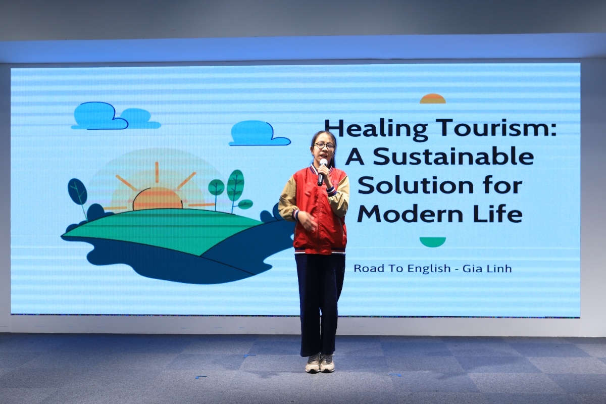 C&aacute;c em nhỏ khiếm thị thuyết tr&igrave;nh bằng tiếng Anh về c&aacute;c chủ đề như du lịch, ph&aacute;t triển bền vững... tại cuộc thi.