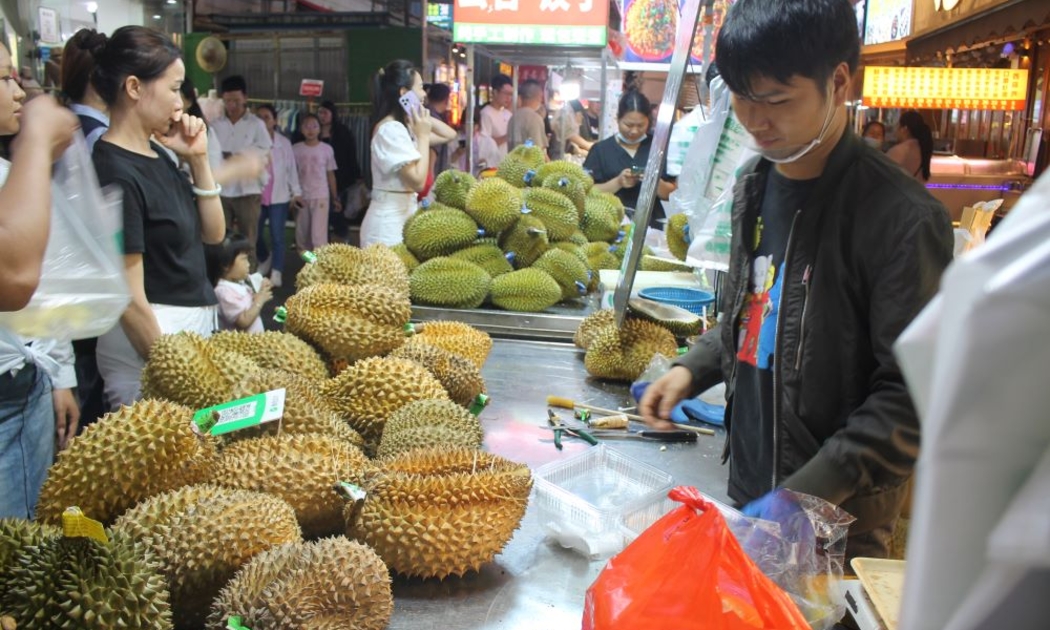 Sầu riêng bán tại khu chợ đêm ở thành phố Nam Ninh, Trung Quốc. Ảnh CK.
