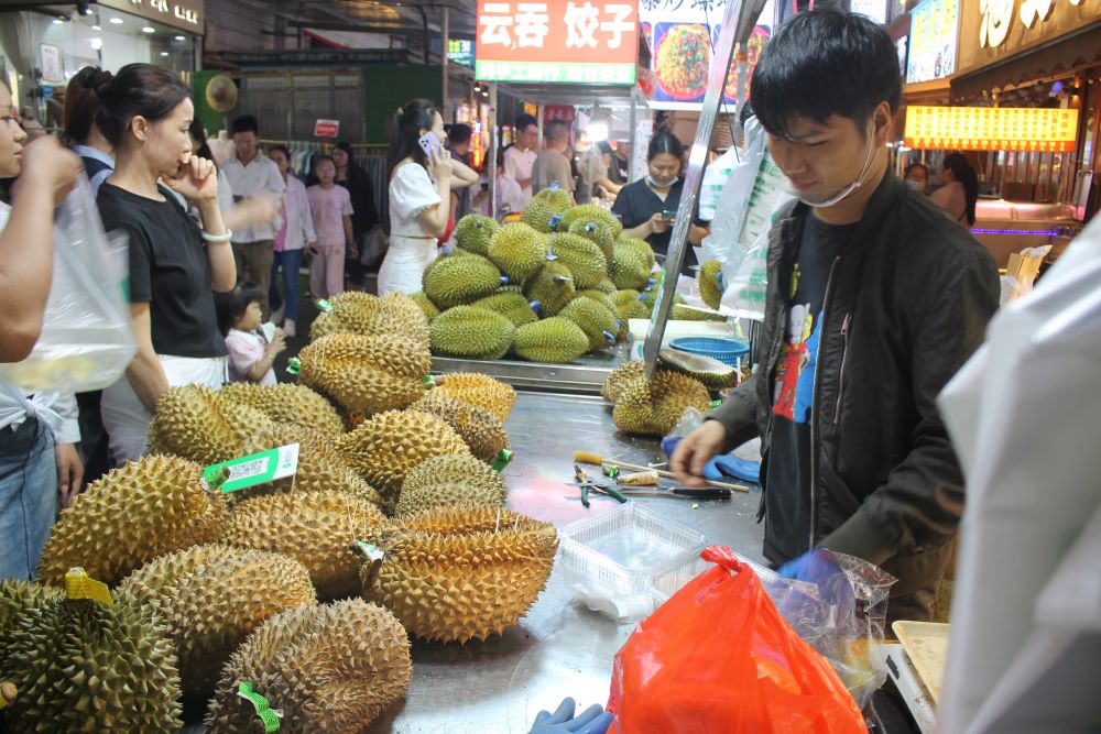 Sầu riêng bán tại khu chợ đêm ở thành phố Nam Ninh, Trung Quốc. Ảnh CK.