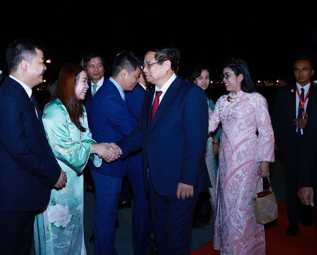 Thủ tướng Chính phủ Phạm Minh Chính và Phu nhân cùng Đoàn đại biểu Việt Nam tới Thủ đô Kuala Lumpur, bắt đầu thăm chính thức Malaysia và tham dự Hội nghị Cấp cao ASEAN lần thứ 46 - Ảnh: VGP