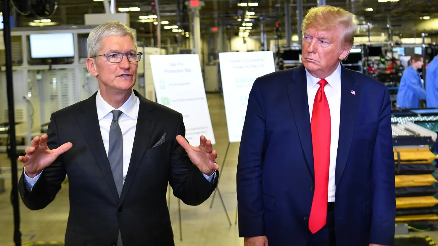 Giám đốc điều hành Apple Tim Cook và Tổng thống Donald Trump trong chuyến tham quan cơ sở sản xuất máy tính Flextronics ở Austin, Texas năm 2019 - Ảnh: CNBC. 