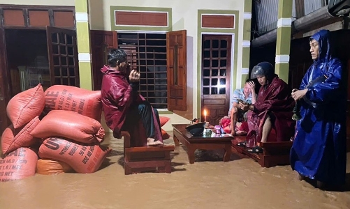 Mưa lớn gây ngập sâu nhiều khu vực tại Hà Tĩnh, sơ tán dân và tài sản trong đêm