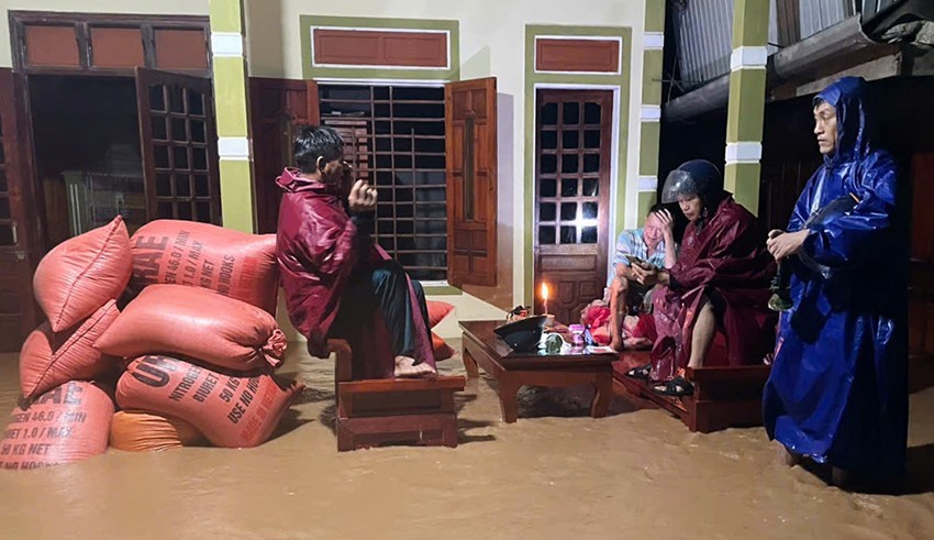 Người dân xã Cẩm Mỹ thức trắng đêm để ứng phó với lũ lụt. Ảnh Phan Trâm