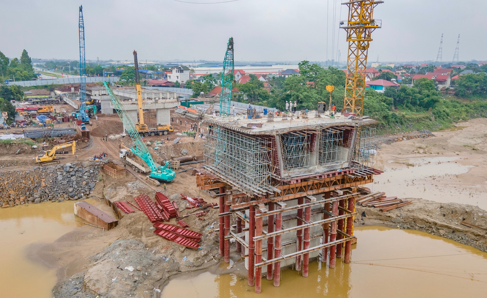 C&ocirc;ng trường thi c&ocirc;ng cầu Phong Ch&acirc;u mới chưa một ng&agrave;y nghỉ ngơi. Ảnh: Tạ Hải