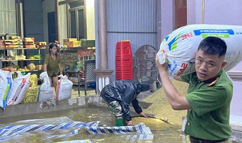Lực lượng c&ocirc;ng an hỗ trợ người d&acirc;n x&atilde; Thạch Ngọc (Thạch H&agrave;) di dời t&agrave;i sản đến nơi an to&agrave;n.&nbsp;