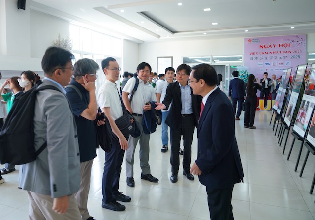 Chủ tịch Hội đồng trường Đại học Đ&ocirc;ng &Aacute; Lương Minh S&acirc;m (ngo&agrave;i c&ugrave;ng b&ecirc;n phải) c&ugrave;ng c&aacute;c đối t&aacute;c tại Ng&agrave;y hội việc l&agrave;m Nhật Bản năm 2025.