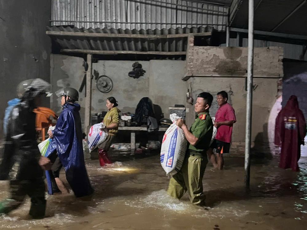 Lực lượng chức năng tỉnh H&agrave; Tĩnh t&iacute;ch cực hỗ trợ người d&acirc;n di chuyển t&agrave;i sản khi&nbsp; nước lũ d&acirc;ng cao