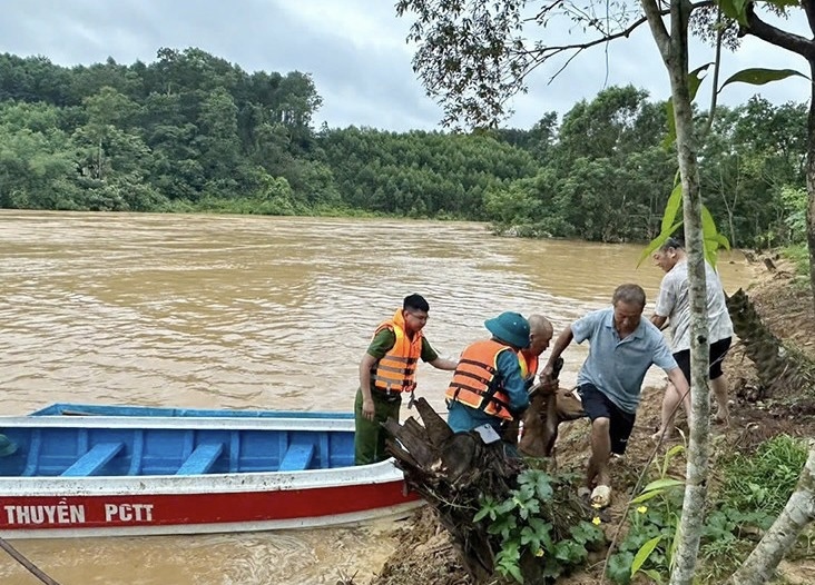 Lực lượng chức năng H&agrave; Tĩnh kịp thời ứng cứu người đ&agrave;n &ocirc;ng bị nước lũ c&ocirc; lập ở Hương Kh&ecirc;