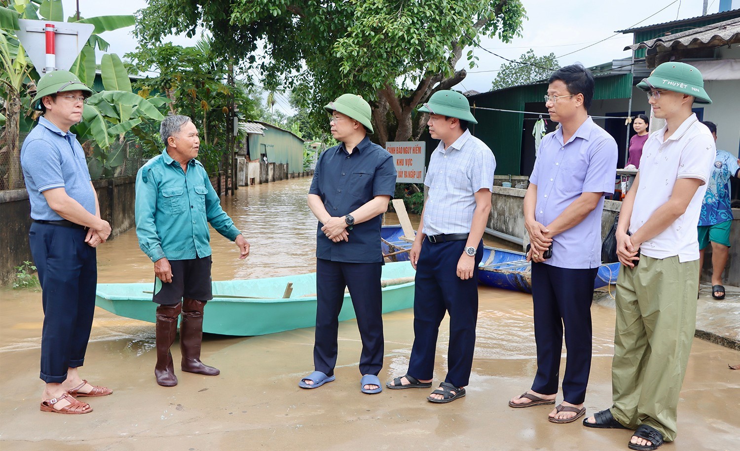 B&iacute; thư Tỉnh ủy H&agrave; Tĩnh động vi&ecirc;n b&agrave; con v&ugrave;ng ngập lụt s&acirc;u ở th&ocirc;n Na Trung, x&atilde; Cẩm Thạch.