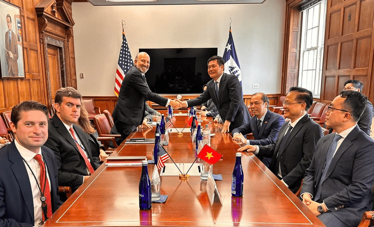 Bộ trưởng Bộ Công Thương, Trưởng đoàn đàm phán Chính phủ Nguyễn Hồng Diên làm việc với Bộ trưởng Thương mại Hoa Kỳ Howard Lutnick.