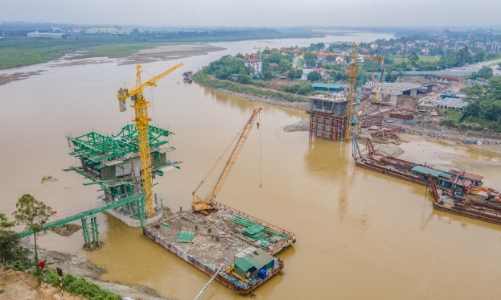 Vượt khó khăn, thắng gian nan đưa cầu Phong Châu sớm về đích