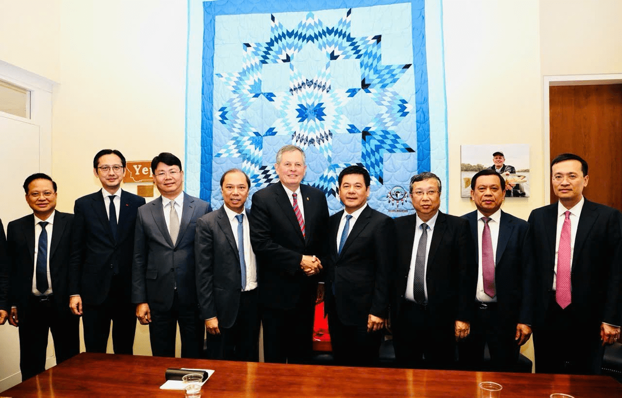 Bộ trưởng Bộ C&ocirc;ng Thương Nguyễn Hồng Di&ecirc;n l&agrave;m việc với Thượng nghị sĩ Steve Daines.