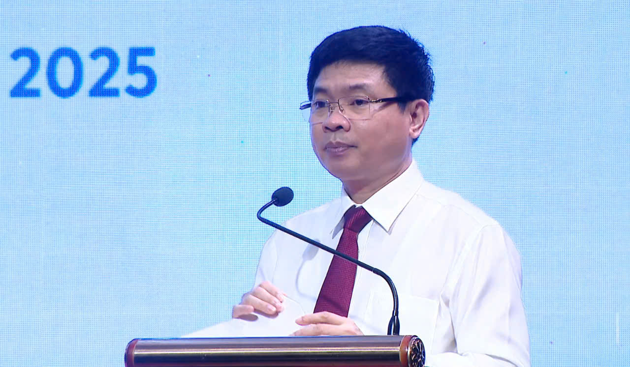 &Ocirc;ng Trương Quốc Huy, B&iacute; thư Tỉnh ủy, Chủ tịch UBND tỉnh, Trưởng Đo&agrave;n ĐBQH tỉnh H&agrave; Nam, ph&aacute;t biểu khai mạc hội thảo.