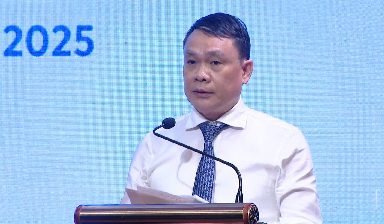 &Ocirc;ng Đặng Kh&aacute;nh To&agrave;n, B&iacute; thư Tỉnh ủy Nam Định, ph&aacute;t biểu b&aacute;o c&aacute;o đề dẫn tại hội thảo