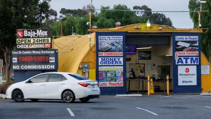 Mỹ là quốc gia có lượng kiều hối gửi ra nước ngoài lớn nhất thế giới, với hơn 656 tỷ USD năm 2023 - Ảnh: Reuters