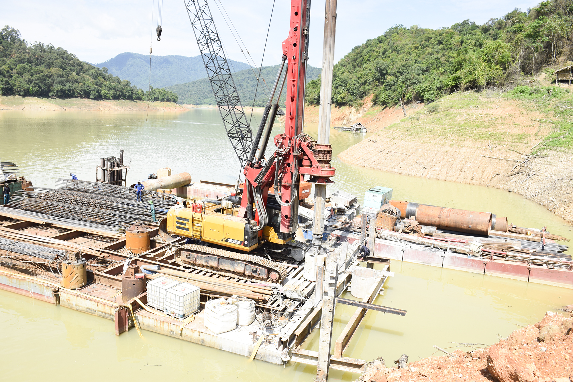 Cầu Suối Hộc l&agrave; c&ocirc;ng tr&igrave;nh cấp I, nằm trong l&ograve;ng hồ thủy điện Bản Vẽ.&nbsp;Trong l&uacute;c mực nước hồ thủy điện Bản Vẽ đang xuống thấp, đơn vị thi c&ocirc;ng tranh thủ thời gian thi c&ocirc;ng c&aacute;c trụ giữa l&ograve;ng hồ