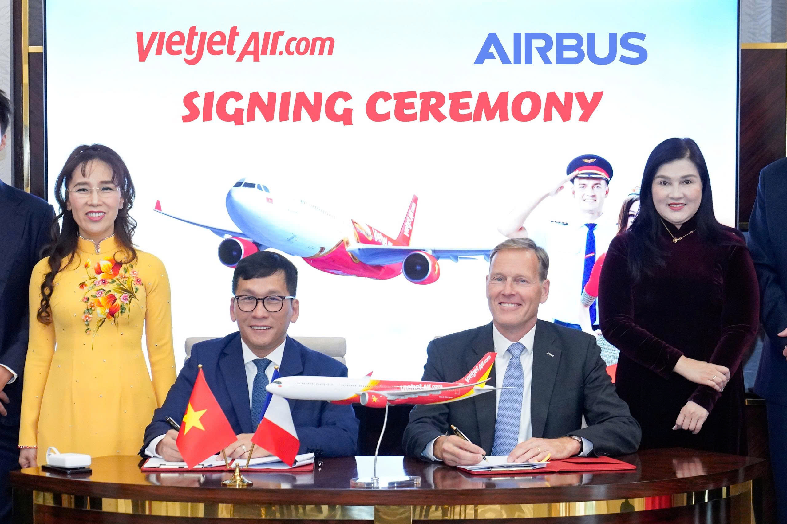 Đại diện Vietjet v&agrave;&nbsp;Airbus International k&yacute; kết thoả thuận.