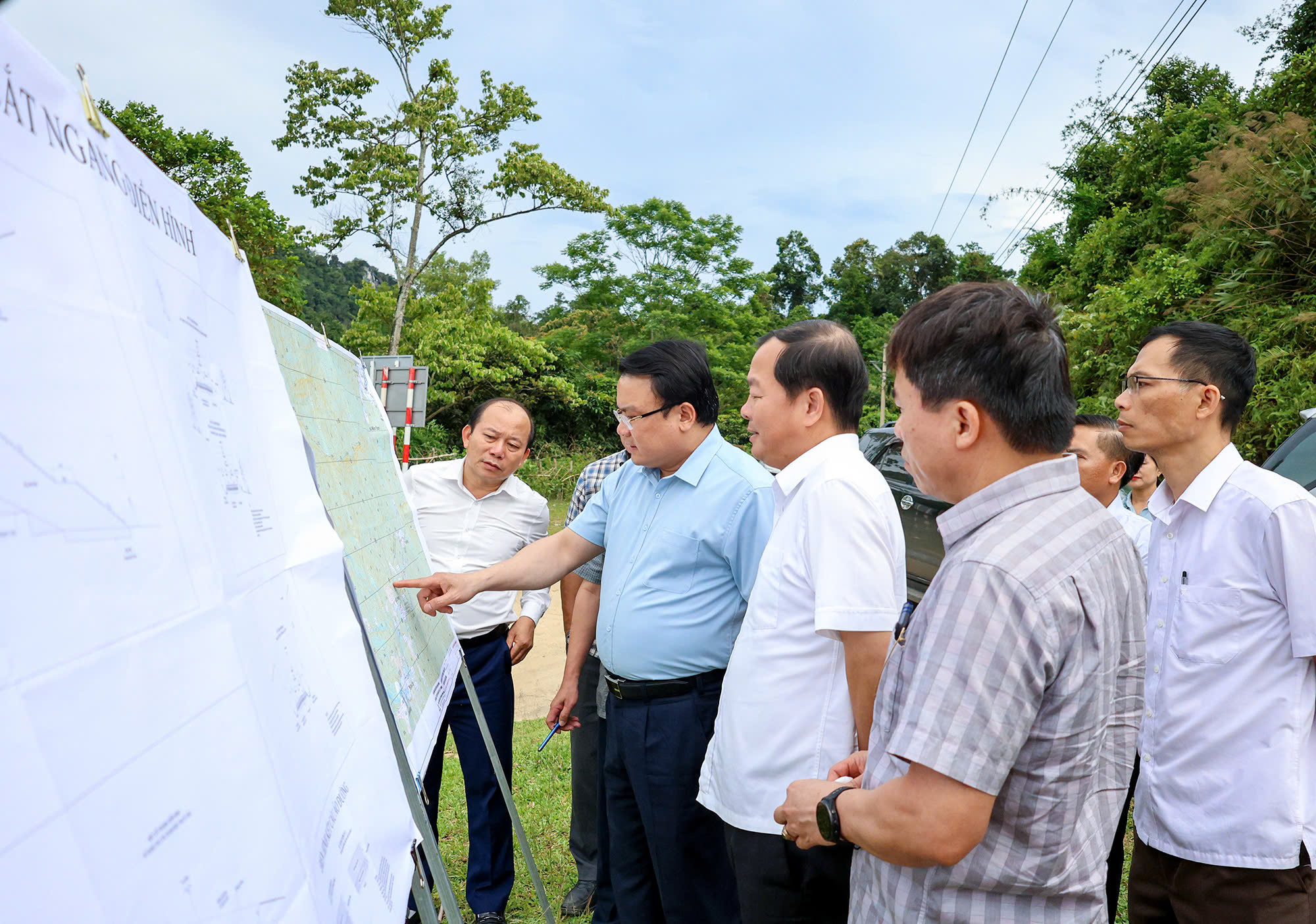 Phó Chủ tịch UBND tỉnh Nghệ An Phùng Thành Vinh kiểm tra hiện trường Dự án Nâng cấp tuyến đường từ trung tâm xã Môn Sơn đi bản Khe Búng