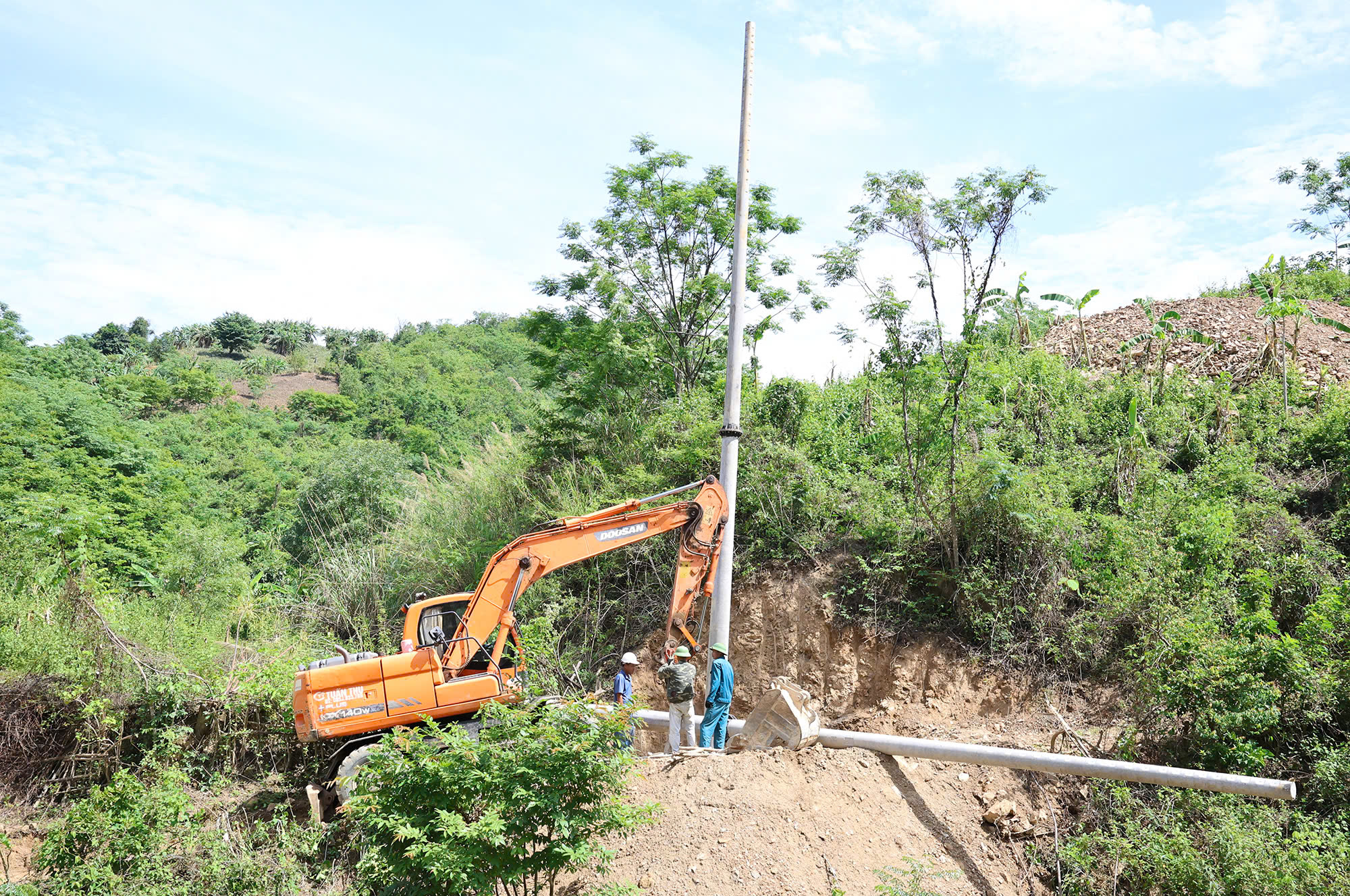 Hiện c&ocirc;ng nh&acirc;n đang lắp đặt x&agrave;, tiếp địa c&aacute;c Trạm biến &aacute;p Xốp Tụ (x&atilde; Mỹ L&yacute;), TBA V&agrave;ng Phao, TBA Xốp Phe (x&atilde; Mường T&iacute;p), T&agrave; Cạ 2.