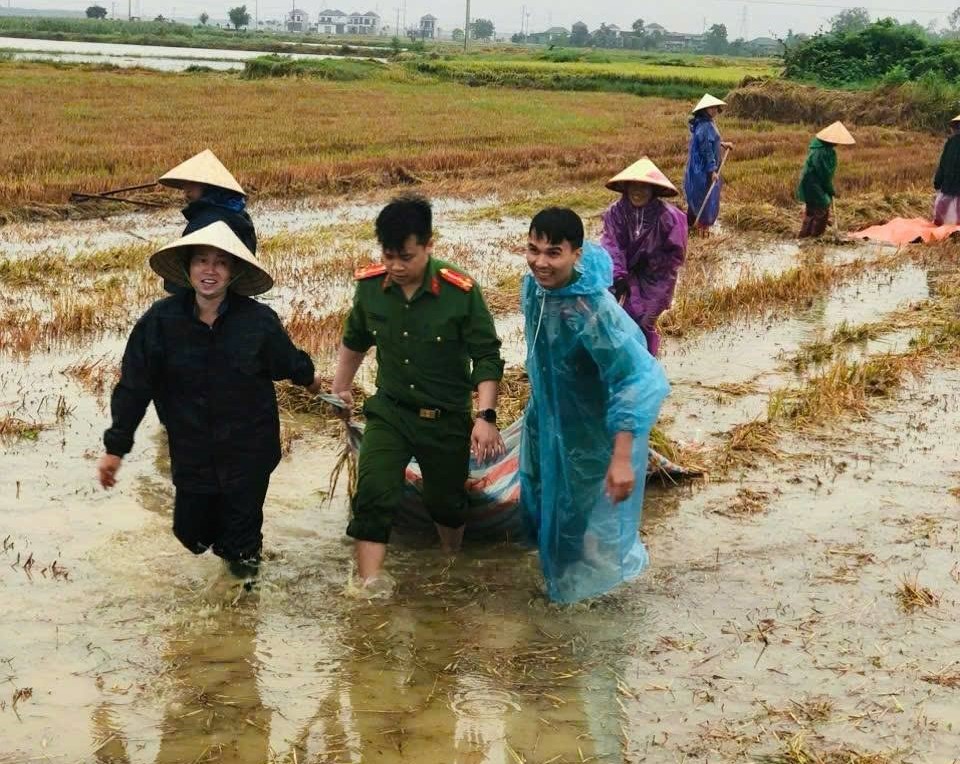 Cán bộ, chiến sĩ Công an xã Cẩm Duệ, huyện Cẩm Xuyên, tích cực giúp người dân thu gom lúa ướt, đưa đi sấy khô, bán...đồng thời hỗ trợ dọn dẹp rơm rạ ngập nước, tạo điều kiện thuận lợi cho việc chuẩn bị đất vào vụ mới.