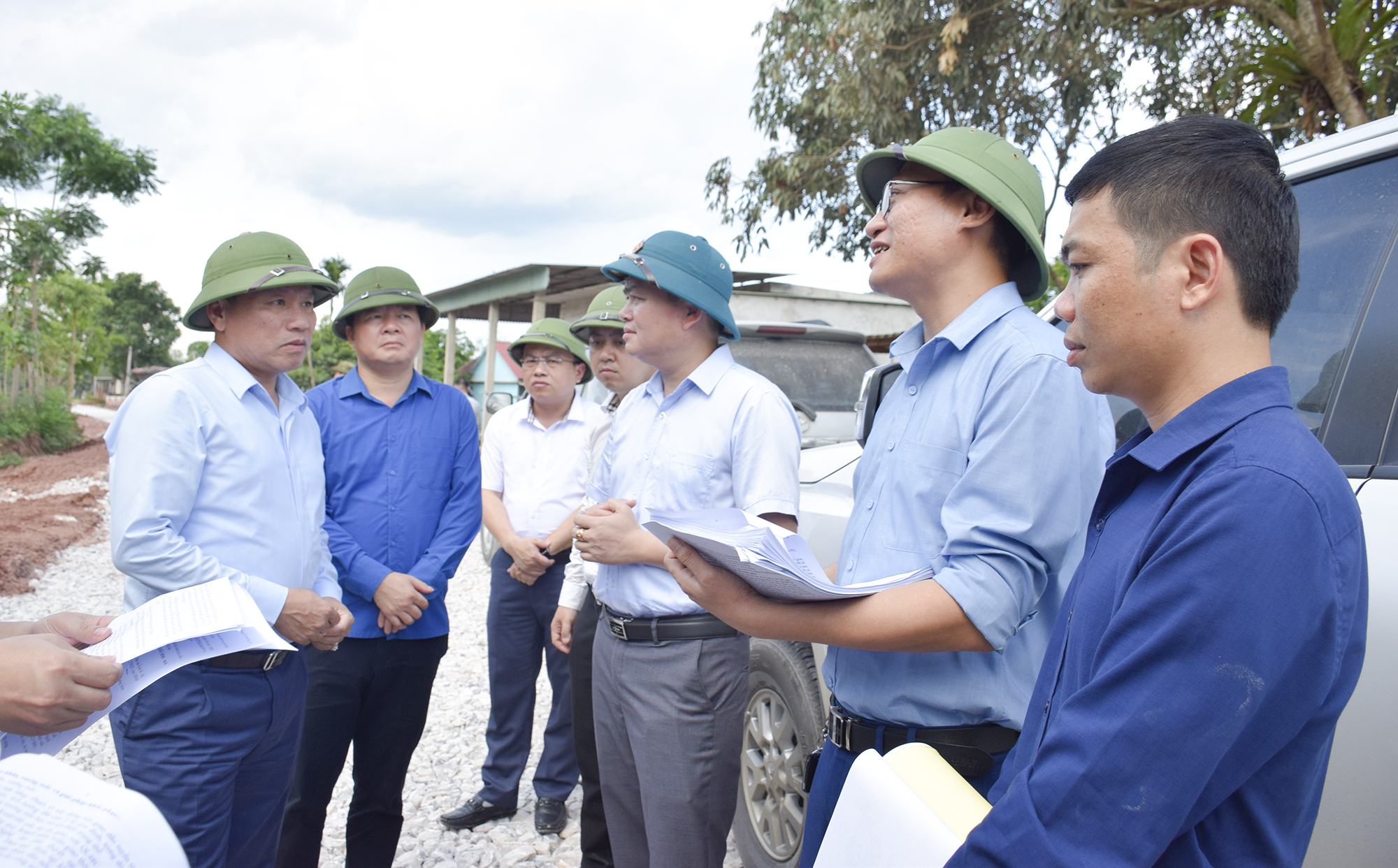 Ph&oacute; Chủ tịch UBND tỉnh Nghệ An Ho&agrave;ng Ph&uacute; Hiền kiểm tra tiến độ thực hiện dự &aacute;n đường giao th&ocirc;ng li&ecirc;n x&atilde; Ch&acirc;u Đ&igrave;nh &ndash; Bản Kh&uacute;a x&atilde; Ch&acirc;u L&yacute;