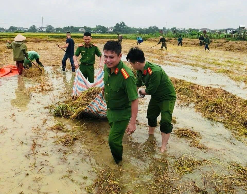 Lực lượng công an xã Cẩm Duệ, huyện Cẩm Xuyên, chung tay giúp bà con nhân dân khắc phục mưa mũ 
